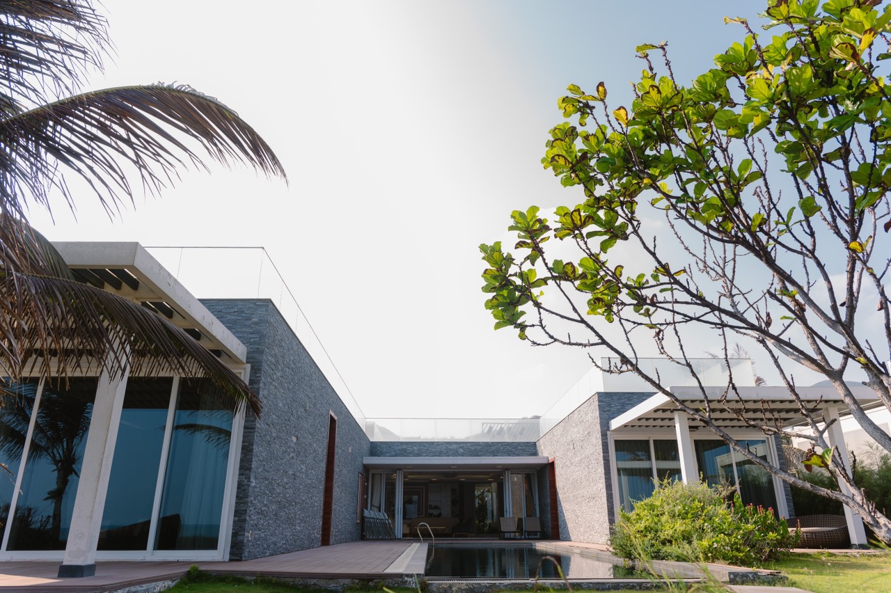 Oceanami là resort chuẩn 5 sao nằm bên Đèo Nước Ngọt, là một điểm du lịch tuyệt đẹp nằm ở ranh giới Phước Hải và Long Hải. Với địa thế "Tựa sơn, nghinh hải", Oceanami cung cấp một nguồn năng lượng tuyệt vời giúp khách hồi phục sau những ngày mệt mỏi áp lực.