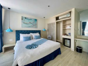 Oceanami là resort chuẩn 5 sao nằm bên Đèo Nước Ngọt, là một điểm du lịch tuyệt đẹp nằm ở ranh giới Phước Hải và Long Hải. Với địa thế "Tựa sơn, nghinh hải", Oceanami cung cấp một nguồn năng lượng tuyệt vời giúp khách hồi phục sau những ngày mệt mỏi áp lực.