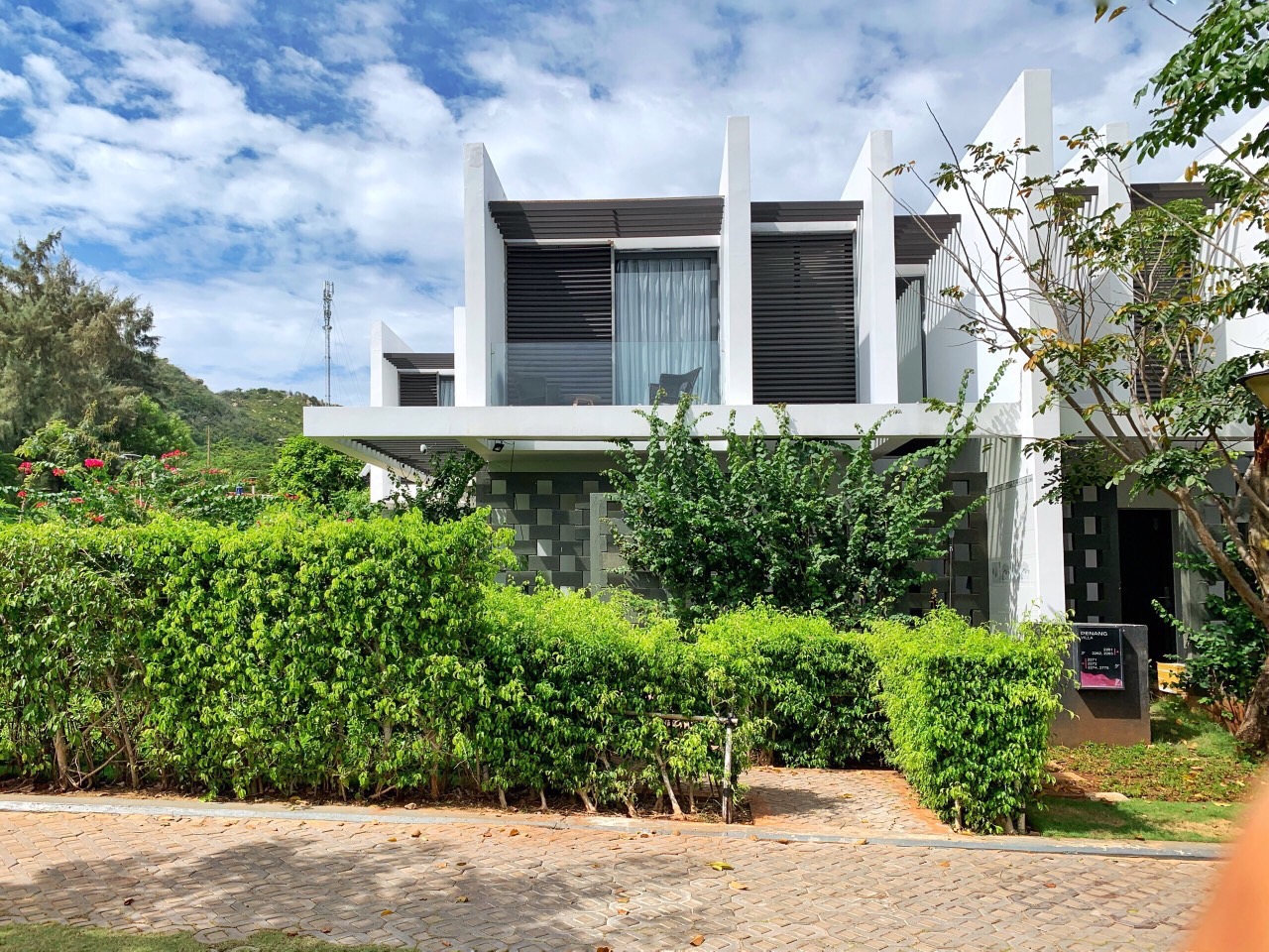 Oceanami là resort chuẩn 5 sao nằm bên Đèo Nước Ngọt, là một điểm du lịch tuyệt đẹp nằm ở ranh giới Phước Hải và Long Hải. Với địa thế "Tựa sơn, nghinh hải", Oceanami cung cấp một nguồn năng lượng tuyệt vời giúp khách hồi phục sau những ngày mệt mỏi áp lực.