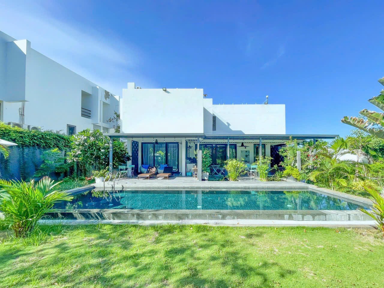 Oceanami là resort chuẩn 5 sao nằm bên Đèo Nước Ngọt, là một điểm du lịch tuyệt đẹp nằm ở ranh giới Phước Hải và Long Hải. Với địa thế "Tựa sơn, nghinh hải", Oceanami cung cấp một nguồn năng lượng tuyệt vời giúp khách hồi phục sau những ngày mệt mỏi áp lực.