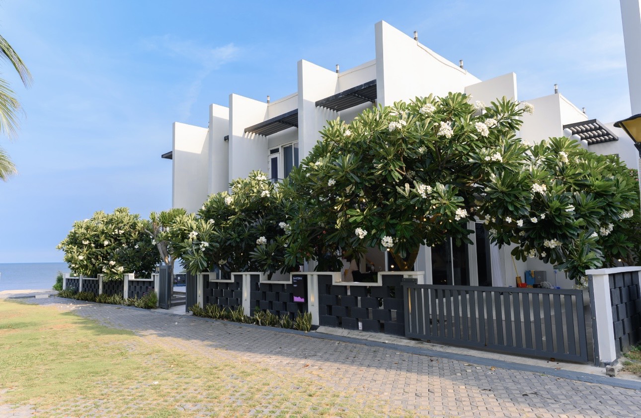Oceanami là resort chuẩn 5 sao nằm bên Đèo Nước Ngọt, là một điểm du lịch tuyệt đẹp nằm ở ranh giới Phước Hải và Long Hải. Với địa thế "Tựa sơn, nghinh hải", Oceanami cung cấp một nguồn năng lượng tuyệt vời giúp khách hồi phục sau những ngày mệt mỏi áp lực.