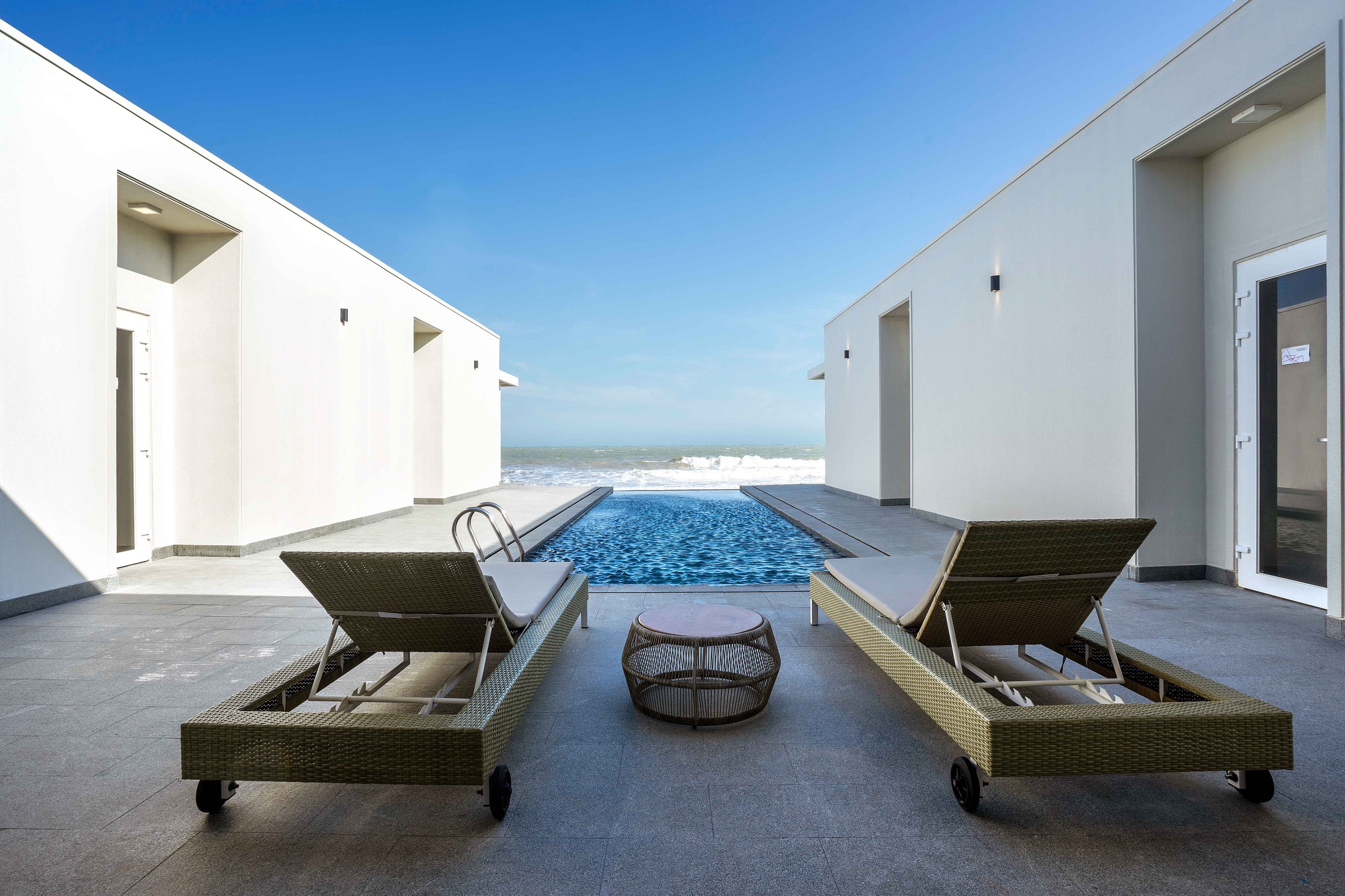 Oceanami là resort chuẩn 5 sao nằm bên Đèo Nước Ngọt, là một điểm du lịch tuyệt đẹp nằm ở ranh giới Phước Hải và Long Hải. Với địa thế "Tựa sơn, nghinh hải", Oceanami cung cấp một nguồn năng lượng tuyệt vời giúp khách hồi phục sau những ngày mệt mỏi áp lực.