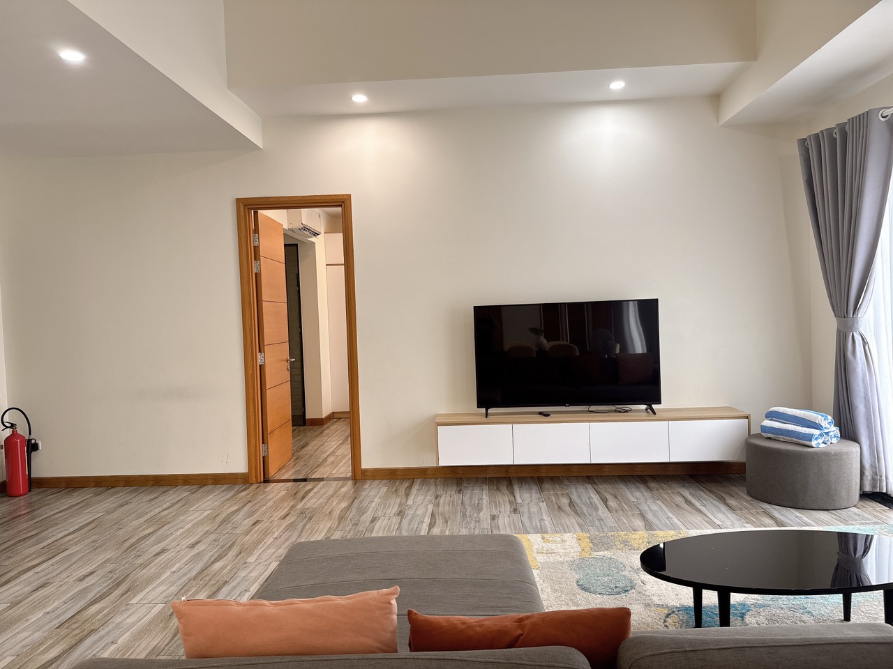 Ngoài ra, Villa Coastar Hồ Tràm còn cung cấp nhiều tiện ích và dịch vụ cao cấp để đáp ứng nhu cầu của khách hàng. Các buổi tiệc BBQ, các hoạt động vui chơi ngoài trời, và các dịch vụ chăm sóc sức khỏe, spa đều sẵn sàng phục vụ. Đặc biệt, đội ngũ nhân viên chuyên nghiệp và thân thiện luôn sẵn lòng hỗ trợ để đảm bảo kỳ nghỉ của bạn trở nên hoàn hảo.