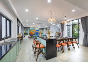 Le Palmier Ho Tram có vị trí nằm dọc theo bờ biển Hồ Tràm, chỉ cách trung tâm TP.Hồ Chí Minh khoảng 2 giờ lái xe. Hành trình vừa đủ để bạn và gia đình trải nghiệm một kỳ nghỉ dưỡng trong không gian ấm cúng và gần gũi.