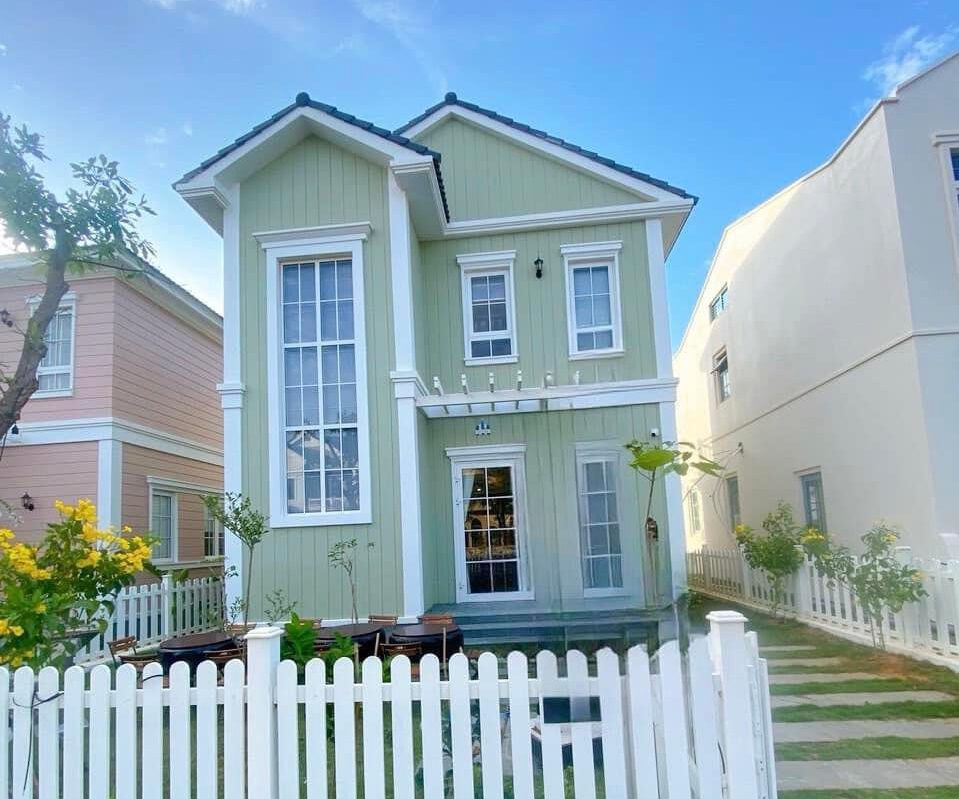 Villa được thiết kế theo phong cách hiện đại, nội thất sang trọng với màu sắc tươi sáng và trang nhã, nhìn ra khu vườn nhỏ xinh xinh có thảm cỏ xanh tươi và những tàng cây tỏa bóng mát.