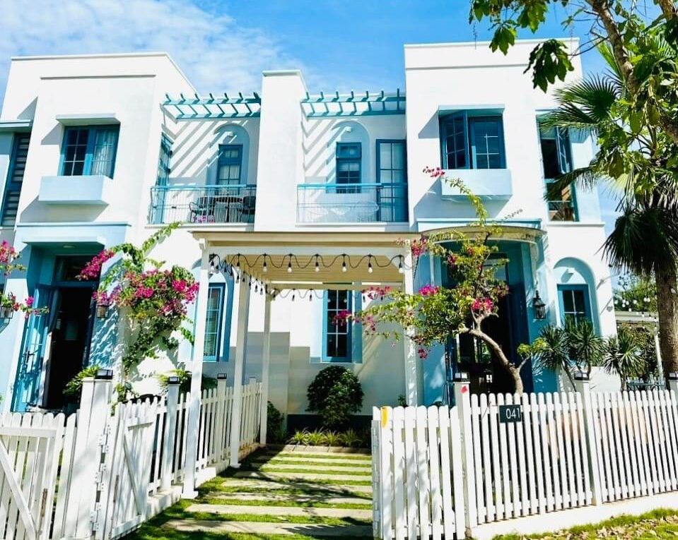 Căn villa này tự hào sở hữu một thiết kế đẹp mắt, nổi bật với màu vàng nhạt phủ bên ngoài cùng với nội thất sang trọng bên trong. Điểm nhấn đặc biệt của căn villa chính là sự kết hợp giữa màu xanh lá và các chi tiết nội thất tinh tế,