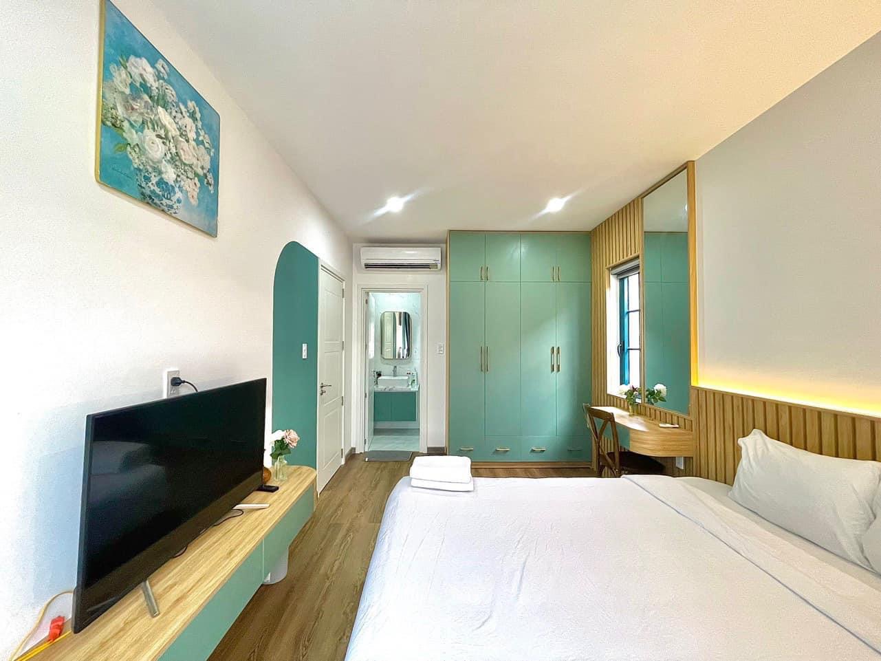 Căn villa này tự hào sở hữu một thiết kế đẹp mắt, nổi bật với màu vàng nhạt phủ bên ngoài cùng với nội thất sang trọng bên trong. Điểm nhấn đặc biệt của căn villa chính là sự kết hợp giữa màu xanh lá và các chi tiết nội thất tinh tế,