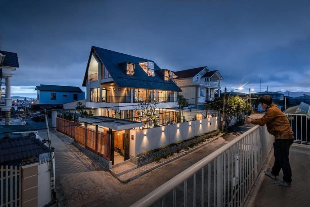 Phần lớn căn biệt thự được kiến tạo bằng gỗ tự nhiên mang lại cảm giác gần gũi và trong lành cho gia chủ, Căn biệt thự là sự phối hợp giữa hiện đại và truyền thống mang lại không nghỉ dưỡng đẳng cấp và độc đáo cho quý khách. 