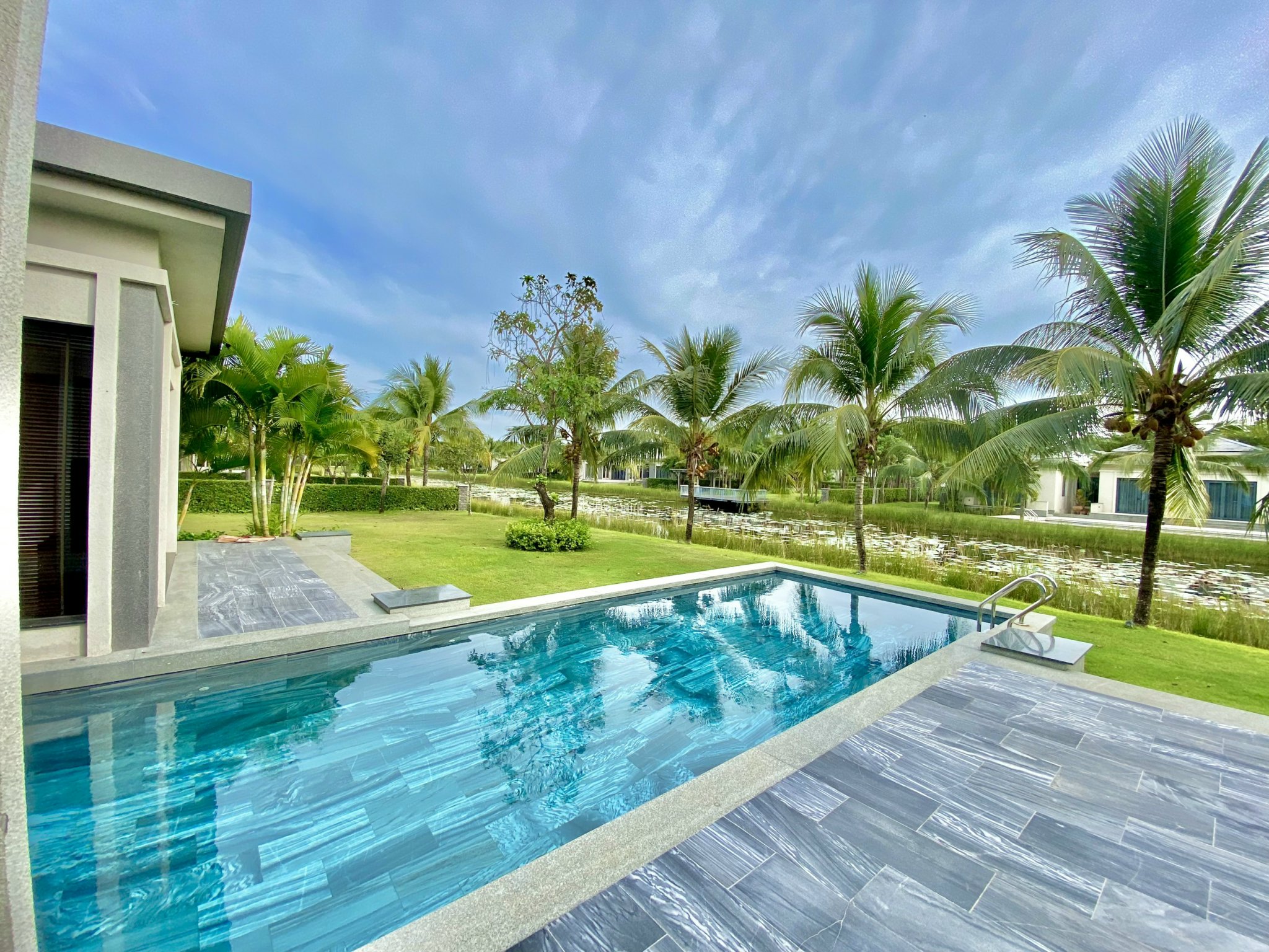 Biệt thự tại Villa Coastar Hồ Tràm được thiết kế theo phong cách hiện đại, phóng khoáng, thích hợp cho nhóm gia đình, bạn bè, hoặc đồng nghiệp công ty. Không gian rộng rãi và tiện nghi hiện đại tạo nên một môi trường lý tưởng để thư giãn và tái tạo năng lượng.